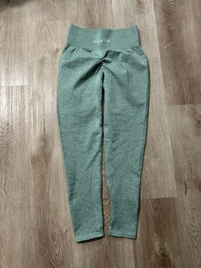 NVGTN - Medium - Sage Green Scrunch Seamless Leggings